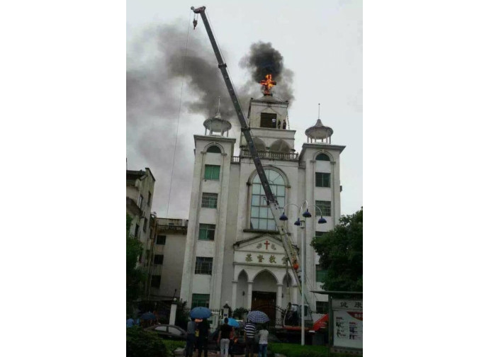 Zhejiang, incidente durante la rimozione di una croce